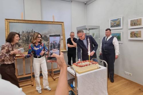 Tort z okazji urodzin Domu Wiedemanna, obok stoi burmistrz Janusz Wróbel i inne osoby