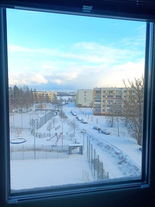 Widok z okna na plac zabaw.