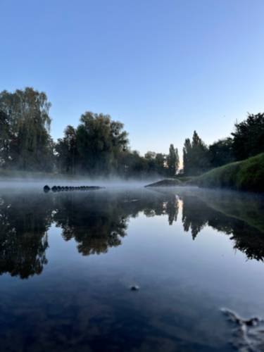 Plaża miejska z wody. Widok za mgłą.