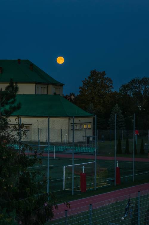 Żółty księżyc nad ZSO1.