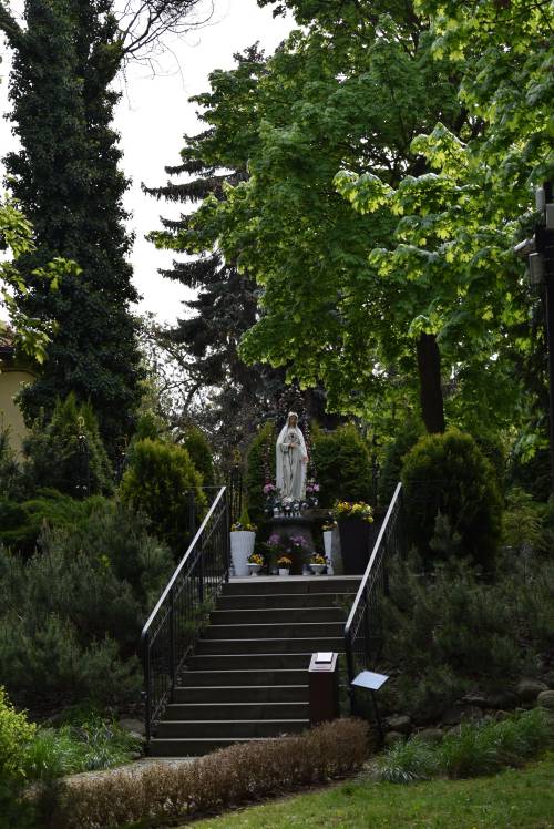 Kapliczka w zieleni.