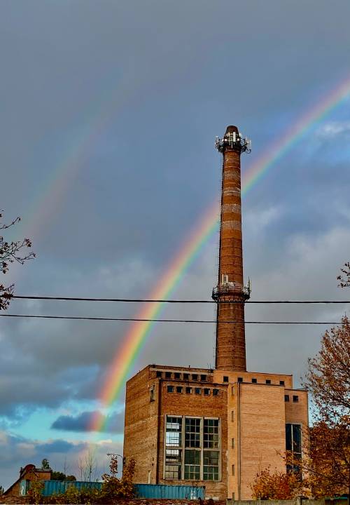 Komin cukrowni i dwie tęcze