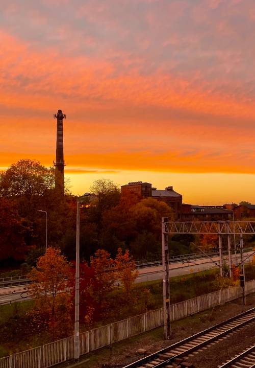 Cukrowani i tory o zachodzie słońca.