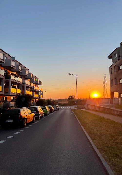 Zachód słońca między blokami.