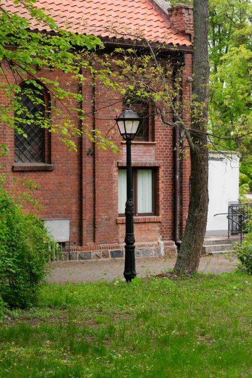 Latarnia na tle ceglanego budynku.