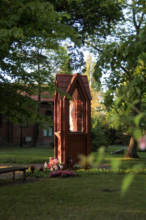 Kapliczka. Kościół pw. Podwyższenia Krzyża Świętego.