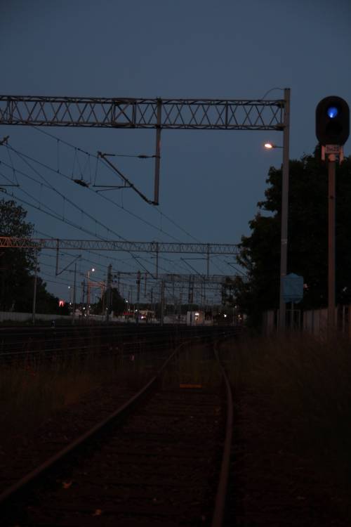 Tory kolejowe nocą.