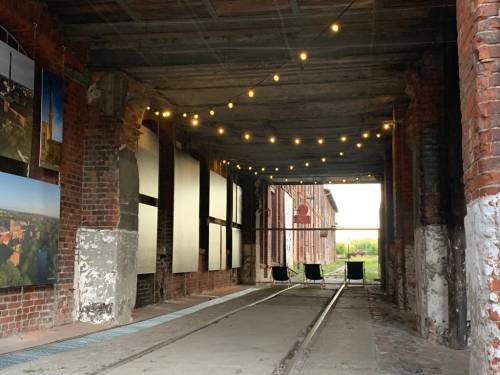 Industrialna przestrzeń wystawowa w Cukrowni.