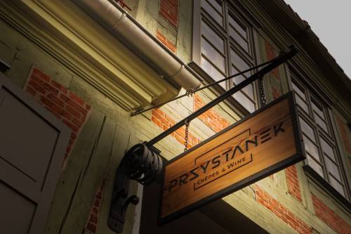 Zbliżenie na szyld Przystanek.