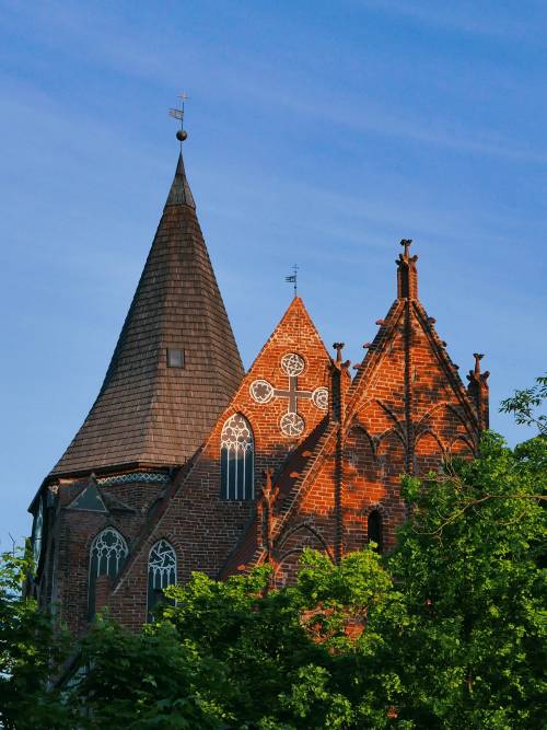 Kościół pw. Podwyższenia Krzyża Świętego - zbliżenie na górną część.