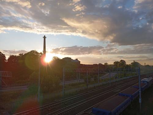 Komin cukrowni i tory.