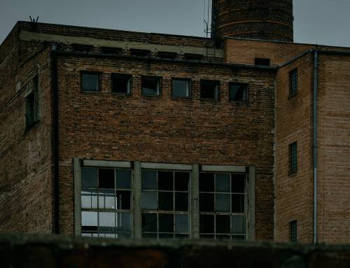 Zbliżenie na okna cukrowni.