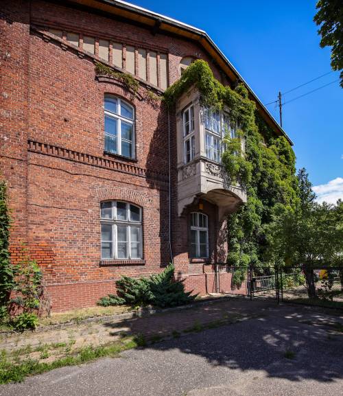 Stary budynek z cegły.