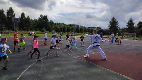 Dzieci trenują taekwondo