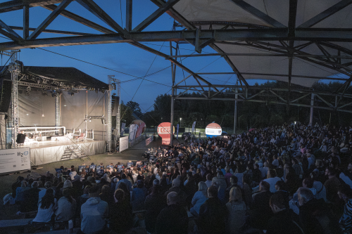 Licznie zgromadzona publiczność ogląda spektakl Emigrantki