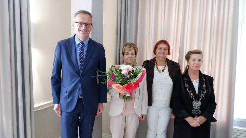 Na zdjęciu jubilatka w towarzystwie Burmistrza Pruszcza Gdańskiego, przewodniczącej Rady Miasta oraz kierownik USC