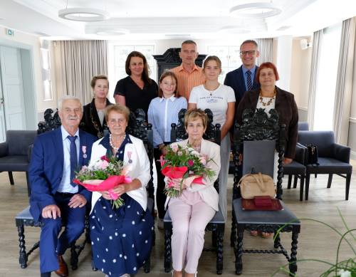 Na zdjęciu jubilaci w towarzystwie rodziny, Burmistrza Pruszcza Gdańskiego, przewodniczącej Rady Miasta, kierownik USC