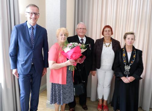 Na zdjęciu jubilaci w towarzystwie Burmistrza Pruszcza Gdańskiego, przewodniczącej Rady Miasta oraz kierownik USC