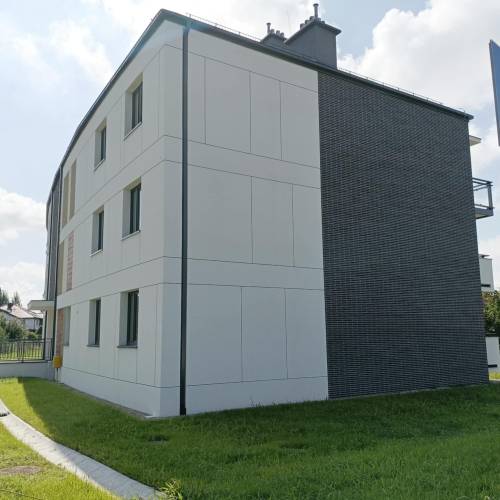 Nowy blok przy ulicy Aliny 10 - widok z boku