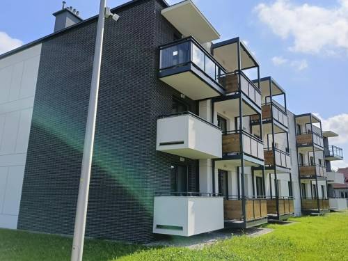 Nowy blok przy ulicy Aliny 10 - widok z boku na balkony