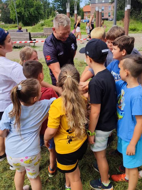 Dzieci i trener rugby