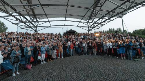 Publiczność zgromadzona w Parku Faktoria, aby obejrzeć spektakl Nora