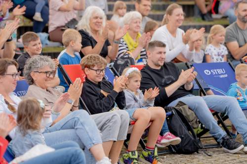 Dzieci wraz z opiekunami podczas spektaklu Złoty klucz
