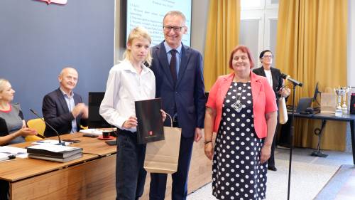 Zdjęcie z uroczystości. Wręczenie nagród.