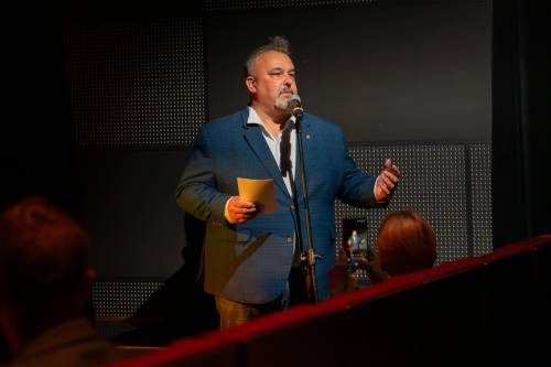 Dyrektor zapowiadający koncert.