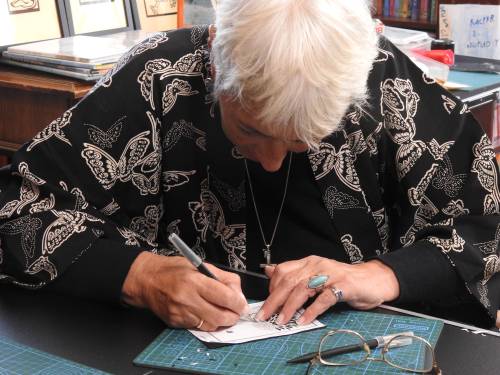 Rina Papadopulu tworzy wycinankę japońską