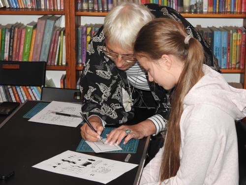 Rina Papadopulu z uczestniczką warsztatów