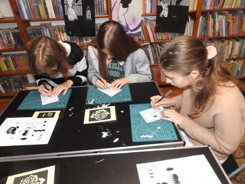 Uczestnicy warsztatów tworzą wycinankę japońską