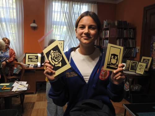 Uczestniczka warsztatów pokazuje swoje prace