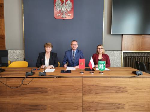 Przedstawiciele gmin podczas podpisywania umowy.