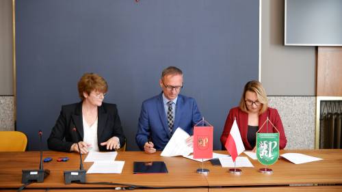 Przedstawiciele gmin podczas podpisywania umowy.