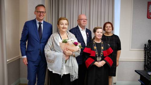 Państwo Jackiewiczowie w towarzystwie burmistrza, przewodniczącej rady miasta oraz kierownik urzędu stanu cywilnego