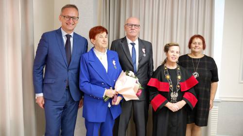 Państwo Żuber w towarzystwie burmistrza, przewodniczącej rady miasta oraz kierownik urzędu stanu cywilnego