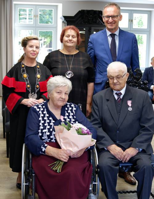 Państwo Rząska w towarzystwie burmistrza, przewodniczącej rady miasta oraz kierownik urzędu stanu cywilnego