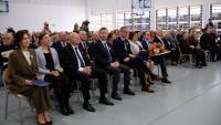 Goście podczas uroczystości na sali gimnastycznej.