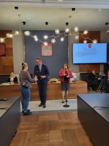 Burmistrz wręcza nagrodę laureatce.