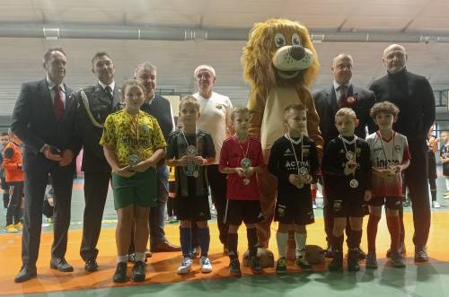 Na zdjęciu stoi obok siebie grupa osób, nagrodzonych za udział w turnieju piłki nożnej