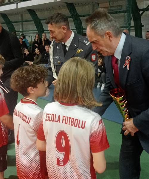 Na zdjęciu są wręczane nagrody za udział w turnieju piłki nożnej