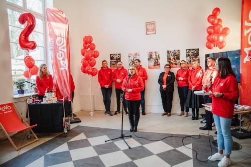 Uroczystość, czerwone stroje, balony 2, przemówienie.