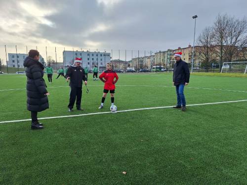 Na murawie między innymi burmistrz Janusz Wróbel