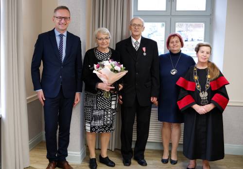 Druga z par w towarzystwie burmistrza, przewodniczącej rady miasta i kierownik USC