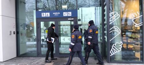 Funkcjonariusze Straży Miejskiej kontrolują teren dworca kolejowego w Pruszczu Gdańskim