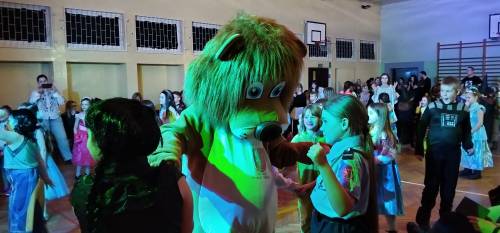 Lew Pruszek tańczący z dziećmi na balu karnawałowym