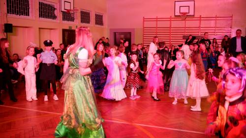 Dzieci tańczące na balu karnawałowym