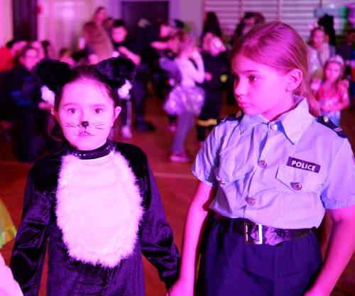 Dzieci w strojach karnawałowych