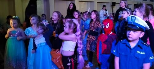 Dzieci w strojach karnawałowych stoją przed sceną